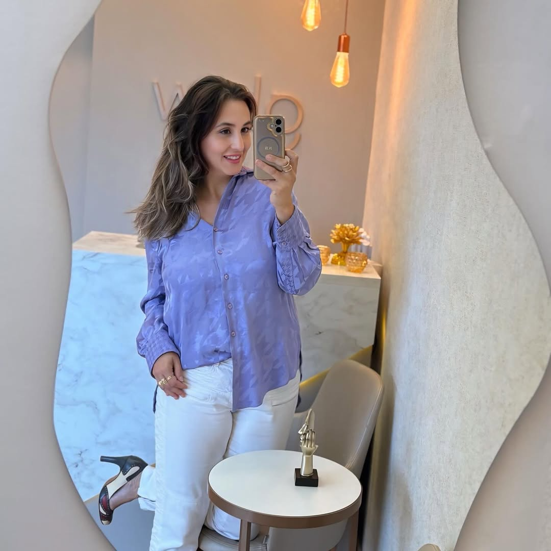 Médica esteticista sorrindo em clínica moderna