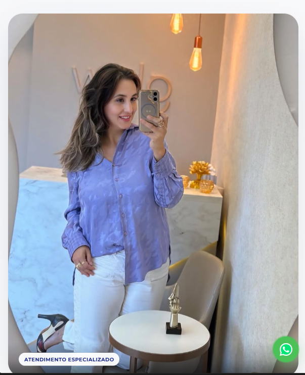 Médica esteticista sorrindo em clínica moderna